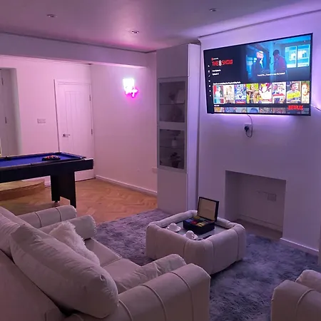 Stylish 2-Bedroom Getaway In The Heart Of Chelsea